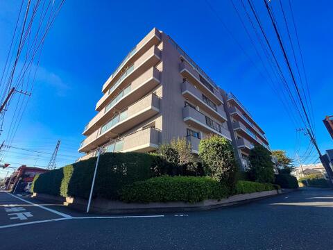 静かな住宅街に位置しており、騒音を気にせずリラックスした毎日を楽しめます。安心感のある環境が整っているため、小さなお子様がいるご家庭や静かに暮らしたい方にもぴったりの立地です。