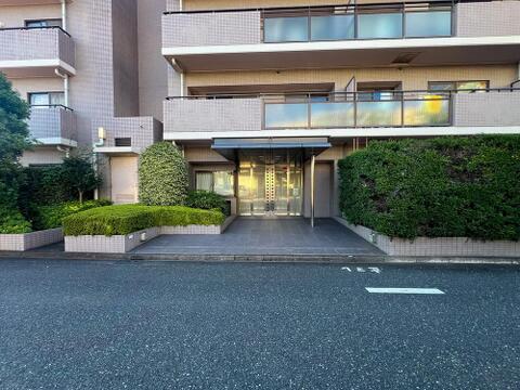 ペット飼育が可能なマンションで、大切な家族であるペットと一緒に暮らせます。散歩がしやすい環境や、ペットとの共生に配慮した設計で、住む人とペットが共に快適な時間を過ごせる住環境が整っています。
