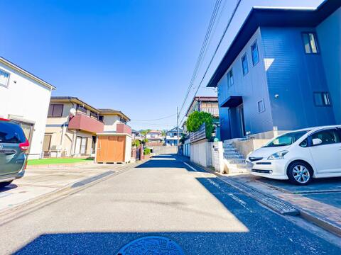 全面道路は北側約5mの広さがございます。車庫入れがスムーズ行えます。2026/10/8撮影