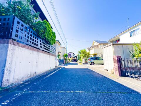 前面道路は車通りが少なく、静かな暮らしを守ってくれます。2026/10/8撮影