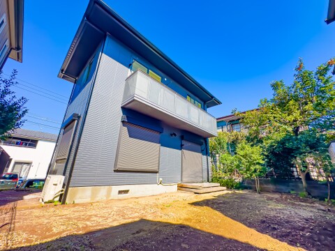 周辺に建ち並ぶ邸宅も、それぞれに個性がありながらも全体的に瀟洒な雰囲気を醸し出している邸宅街の一角。2026/10/8撮影