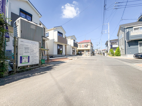 広々とした道路に面しており、毎日のカーライフを支える拠点になりそうです。現地2026年10月10日撮影