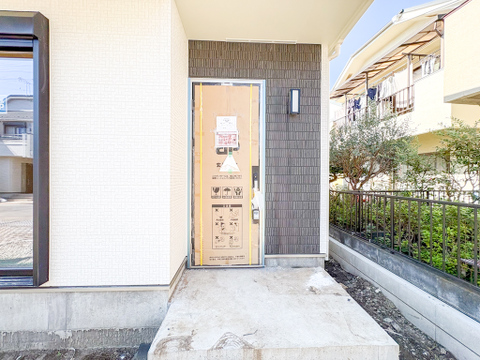 玄関になります。現地2026年10月10日