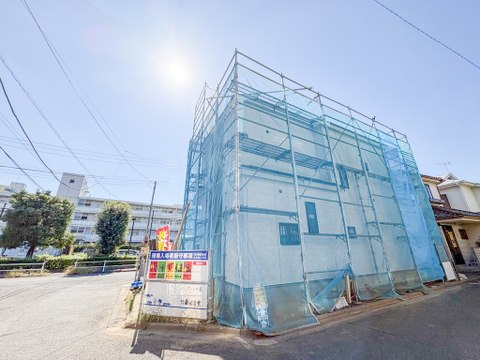 目の前は広い前面道路になり車の出し入れがスムーズになることで、毎日のカーライフに利便性と安心感をもたらせてくれます。