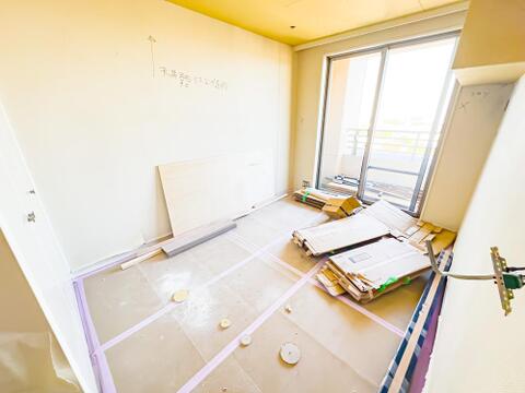 主寝室は、ベットを置いても余裕がありそうなスペースです。バルコニーに出ることができます。※リフォーム中のお写真です。2026/10/8撮影