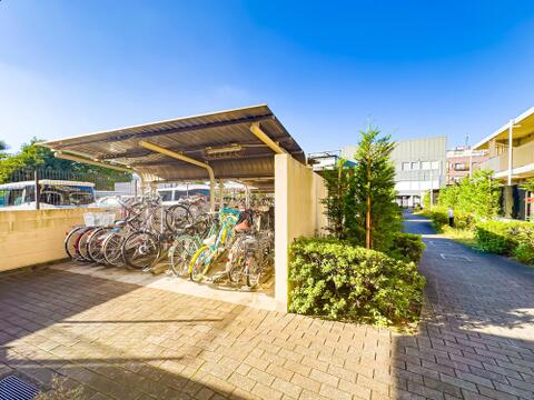 駐輪場スペースです。ご利用の際は料金や空き状況を確認いたします。バイク置き場もございます。2026/10/8撮影