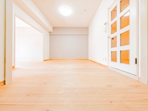 シックなグレーのアクセントクロスと格子のデザインドアがお洒落なリビングです。