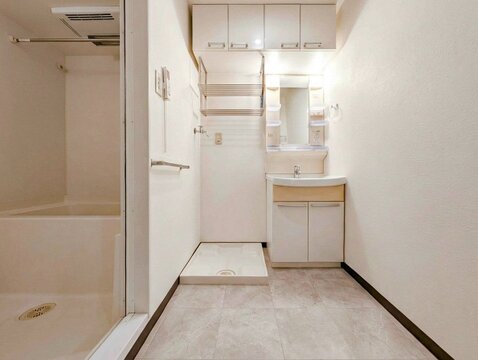 洗面台のすぐ横に洗濯機置き場を配置し、脱衣から洗濯への動線がとてもスムーズな脱衣所です。