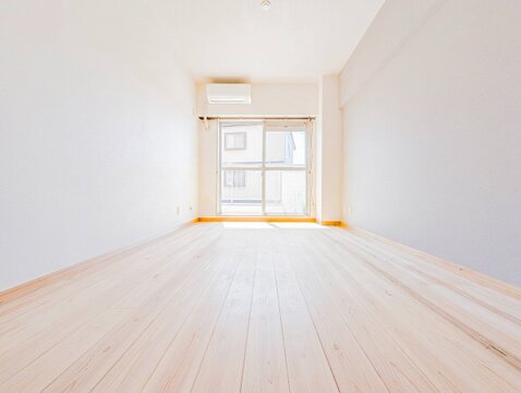 奥行きのある伸びやかなお部屋。窓から差し込む自然光がお部屋全体を明るく照らします。