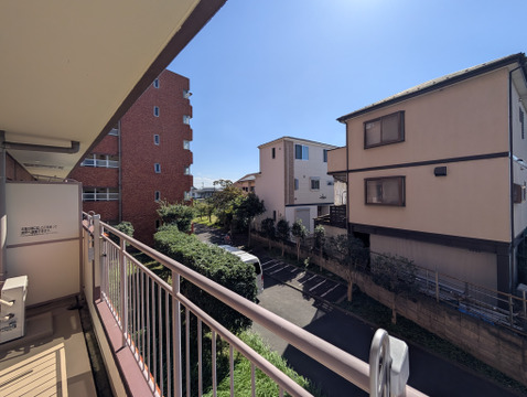閑静で落ち着いた街並みで、周辺の穏やかな住環境の良さが感じられます。