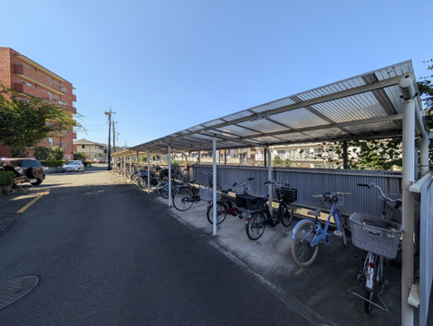 屋根付きの敷地内駐輪場です。