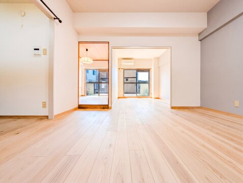 引き戸を開放することで、奥の窓から心地よい光が差し込みます。