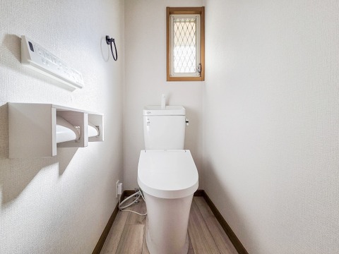 丁寧に手入れが行き届いたトイレは、清潔感が保たれた空間です。シンプルで使いやすい設計が魅力で、中古物件でも快適に利用できます。日常の生活に安心感をもたらす設備です。