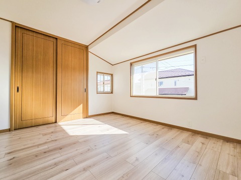 広々とした居室は、たっぷりと日差しが差し込み、ゆったりとしたくつろぎのひとときを楽しめる空間です。清潔感と快適さが保たれており、穏やかで心地よい毎日を支えてくれます。