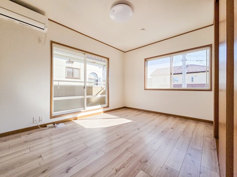 広々な子供部屋は、のびのびと過ごせる空間が魅力です。明るい日差しが差し込み、遊びや勉強に集中できる居心地の良い環境となります。お子さまの成長に合わせたレイアウト変更もしやすく、収納も充実しています。