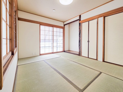 和室は、家族の集まりやおもてなしにもぴったりの空間。畳の温もりと柔らかな雰囲気がリラックスできる時間を提供してくれます。心安らぐ空間で、季節の変化を感じながら、穏やかなひとときを過ごせます。