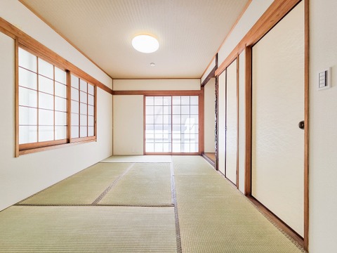 落ち着きのある和室は、畳の香りが心地よく、日常の疲れを癒す空間です。客間としてはもちろん、趣味やリラックススペースとしても活用でき、穏やかで安らぎの時間を楽しめる特別な場所です。