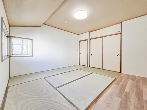 趣ある和室は、畳の香りとやわらかな空気が心を落ち着かせてくれる空間です。来客時のゲストルームとしても、家族のくつろぎの場としても活用できます。