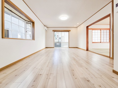 リビングに広がる開放的な空間は、家族が自然と集まり笑顔が絶えない場所。大きな窓から差し込む光が明るさと心地よさをもたらし、毎日の暮らしにゆとりと穏やかさを与えてくれる、家族の憩いの場所です。