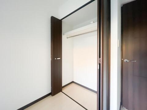 お部屋には折れ戸タイプのクローゼットが備え付けられています。上部に枕棚、下部にハンガーパイプが設置されており、洋服を掛けたまま収納できるほか、上のスペースには小物類などを整理して片付けられます。