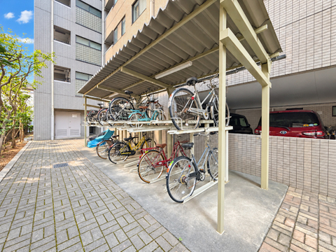 駐輪スペースを備えたマンション。日常の移動手段として自転車をいつでも活用しやすい便利な環境です。2台所有など駐輪に関するご要望があれば管理会社へ確認をさせていただきます。