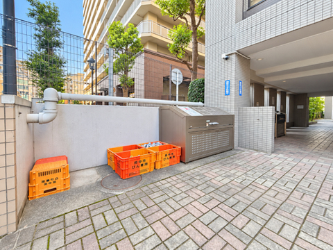 ゴミ置場が敷地内に設置され、住民が便利に利用できるよう配慮されています。管理が行き届いており、清潔に保たれているため、安心して快適に利用できる環境が整っています。