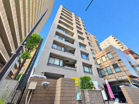 ナチュラルカラーを基調とした優しい雰囲気の外観。木質感を取り入れた温もりある外壁デザインが、家族が帰ってくる場所にふさわしい温かみを丁寧に演出します。
