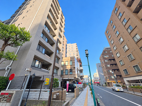 淡いトーンの外装材を使用した穏やかで品のある外観。光の当たり方によって表情が変わる外壁が、四季折々の風景に映える美しい住まいの顔を見事につくり出します。