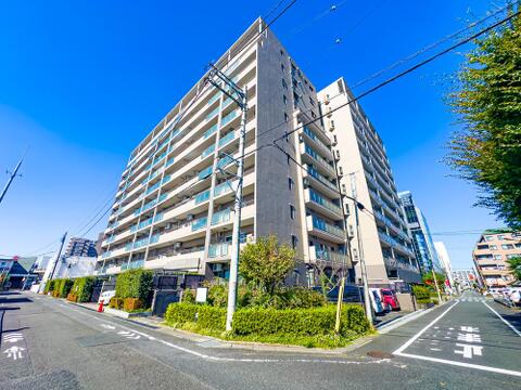 JR青梅線「河辺」駅徒歩約1分の好立地マンション。毎日の通勤・通学が大変スムーズです。利便性に優れたマンションでございます。2026/10/11撮影