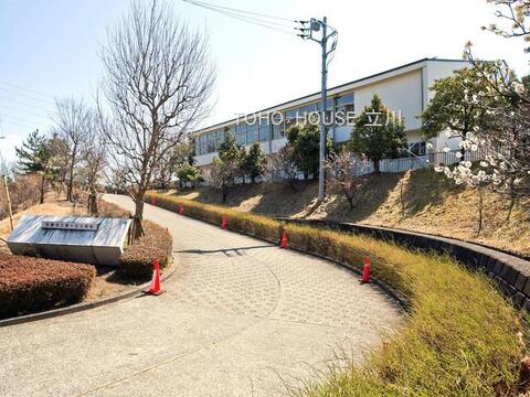 多摩市立豊ヶ丘小学校まで約847m