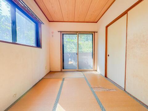 大きなテラス窓から自然光が優しく届く落ち着きのある和室空間。1階部分ならではの安定感があり、客間やお子様の遊び場、寝室としても多目的にご活用いただけるレイアウトです。