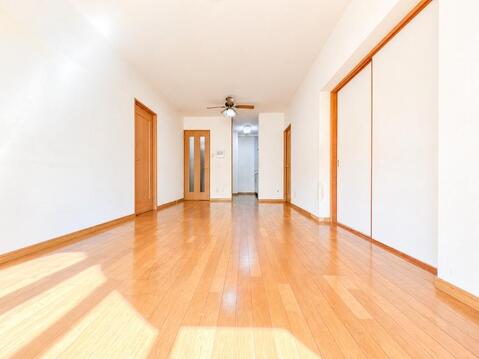 隣接するお部屋への動線がスムーズな使いやすいLDKレイアウト。引き戸を開放することで一体感のある広い空間としても活用でき、ライフスタイルに合わせたレイアウトが可能です。
