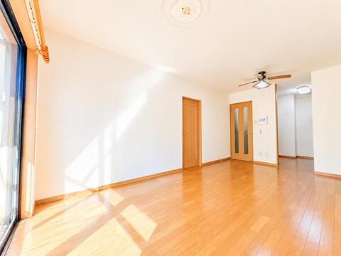 テラス窓から心地よい自然光を取り込める明るいリビング。木目調のインテリアが包み込むような落ち着いた雰囲気を演出し、家族みんなでゆったり過ごせる開放的な居心地の良い空間です。