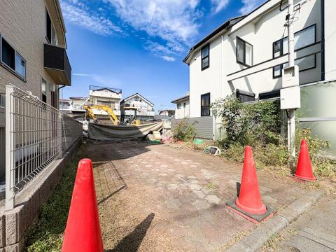 平坦で使いやすい敷地スペース。前面道路からのアプローチもスムーズで車の出し入れも快適。