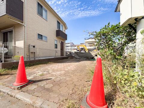 陽当り良好な現地敷地。周囲には落ち着いた街並みが広がり、穏やかな暮らしが叶います。