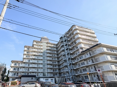 敷地近くに小中学校が揃っており、お子様の毎日の通学にも安心な距離感です。周辺は交通量や歩道がしっかり整備されており、子育て世代にとって暮らしやすい環境です。