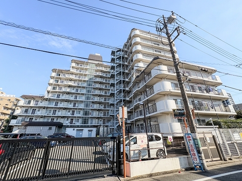 多数の住戸で構成された存在感のある建物規模で、遠くからでも目立つ佇まいです。外観の重厚感と白い外装の爽やかさが組み合わさり、安心感を与えてくれます。