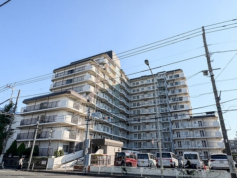 周囲の道路や見通しが良い環境に位置しており、人通りや視線が行き届きやすいオープンなアプローチになっています。地域全体で防犯性を感じられる安心の環境です