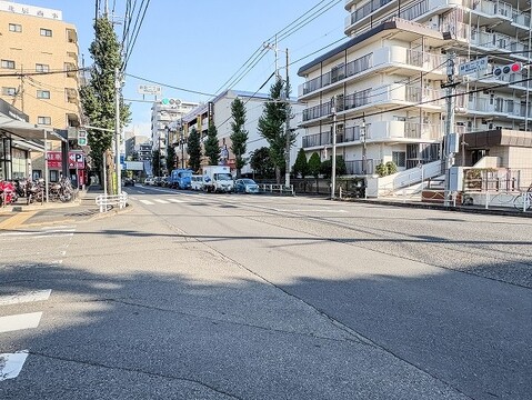 前面が開けた立地に建っているため、風通しの良さと日当たりの良さが確保されています。爽やかな風が通り抜け、室内からの見晴らしも期待できる外観構成です。