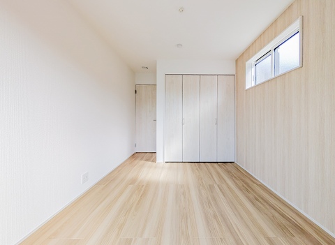 余計な装飾のないシンプルな洋室。寝室としてはもちろん、書斎や趣味の部屋などライフスタイルに合わせて自由にレイアウトを楽します。