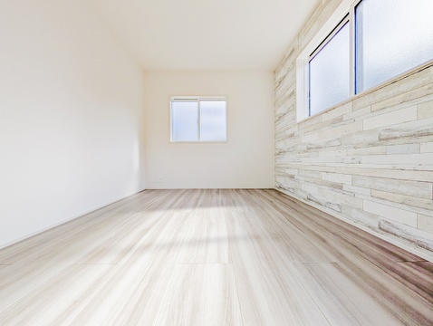 奥行きを感じさせる伸びやかな空間と、美しい木目調フロアが魅力的な洋室です。