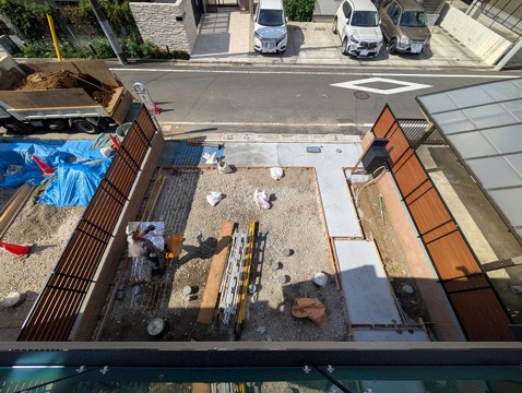 外構工事が進行中。完成後はフラットで美しいカースペースに仕上がります。