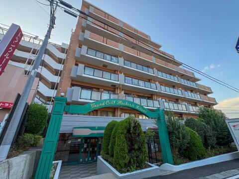豊かな緑に囲まれた「Grand City Hachioji Kitano」。洗練されたエントランスが、家族の笑顔あふれる暮らしを予感させます。