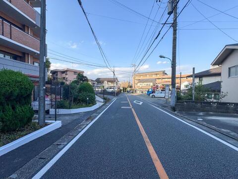 広々とした道路が続く、開放感あふれる住宅街。この道を家族みんなで歩けば、日々の暮らしに心地よいリズムが生まれます。