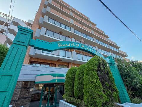 「Grand City Hachioji」の緑豊かなエントランスが、ご家族の毎日を優しく迎えます。洗練されたデザインと安心のセキュリティで、快適な暮らしを。