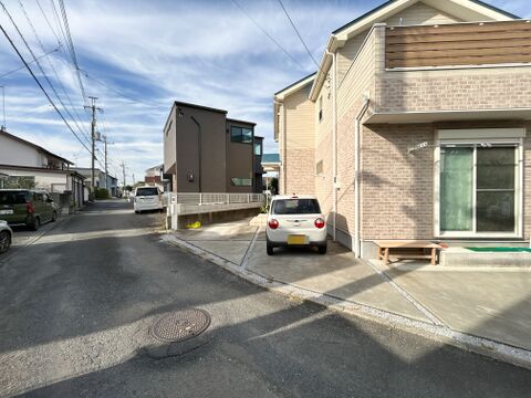前面道路から段差なくスムーズに駐車スペースへと車を乗り入れることができます。1階の掃き出し窓からは外の様子を確認しやすく、窓を開けて敷地内のスペースを身近に感じながらお過ごしいただけます。