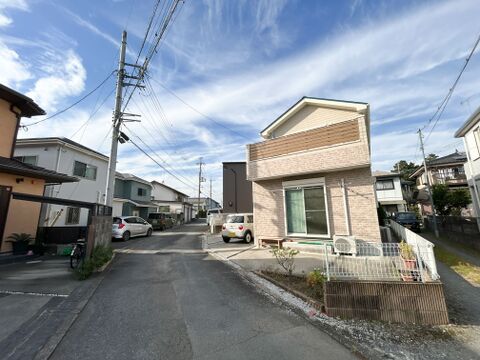 周囲は戸建住宅が立ち並ぶ、落ち着いた雰囲気の住宅街です。敷地の境界部分には背の低いフェンスが設けられており、前面道路との見通しが良いため、お車での外出や帰宅時も歩行者などの確認がしやすくなっています。