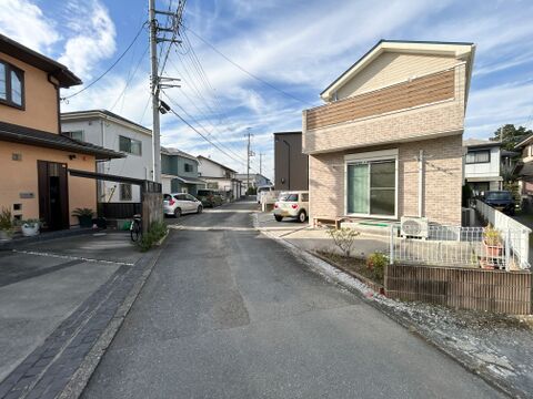 1階部分のレンガ調の外壁がアクセントになった戸建です。敷地内にはコンクリート敷きの駐車スペースが確保されており、お車の出し入れもしやすいフラットな造りになっています。