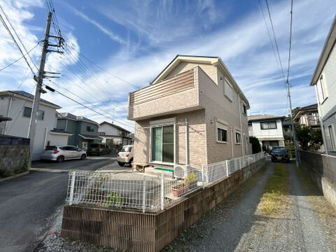 玄関ポーチへはタイル張りの階段を上がってアプローチします。温かみのある木目調の玄関ドアの上部には庇が設けられているため、雨の日の鍵の開け閉めや出入りも濡れにくく便利です。