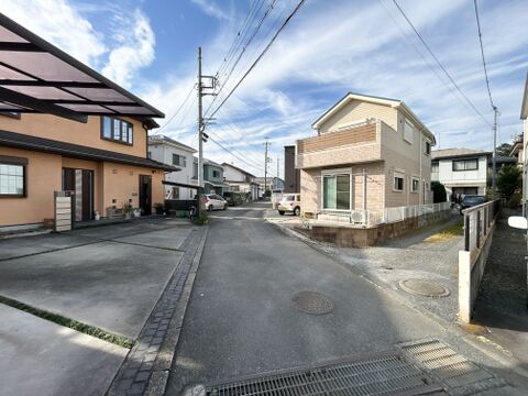 駐車スペースのコンクリートにはスリットが入っており、外構デザインのアクセントになっています。車を停めるスペースから玄関までの距離が近く、たくさんお買い物をした日も荷物の運び入れがスムーズです。